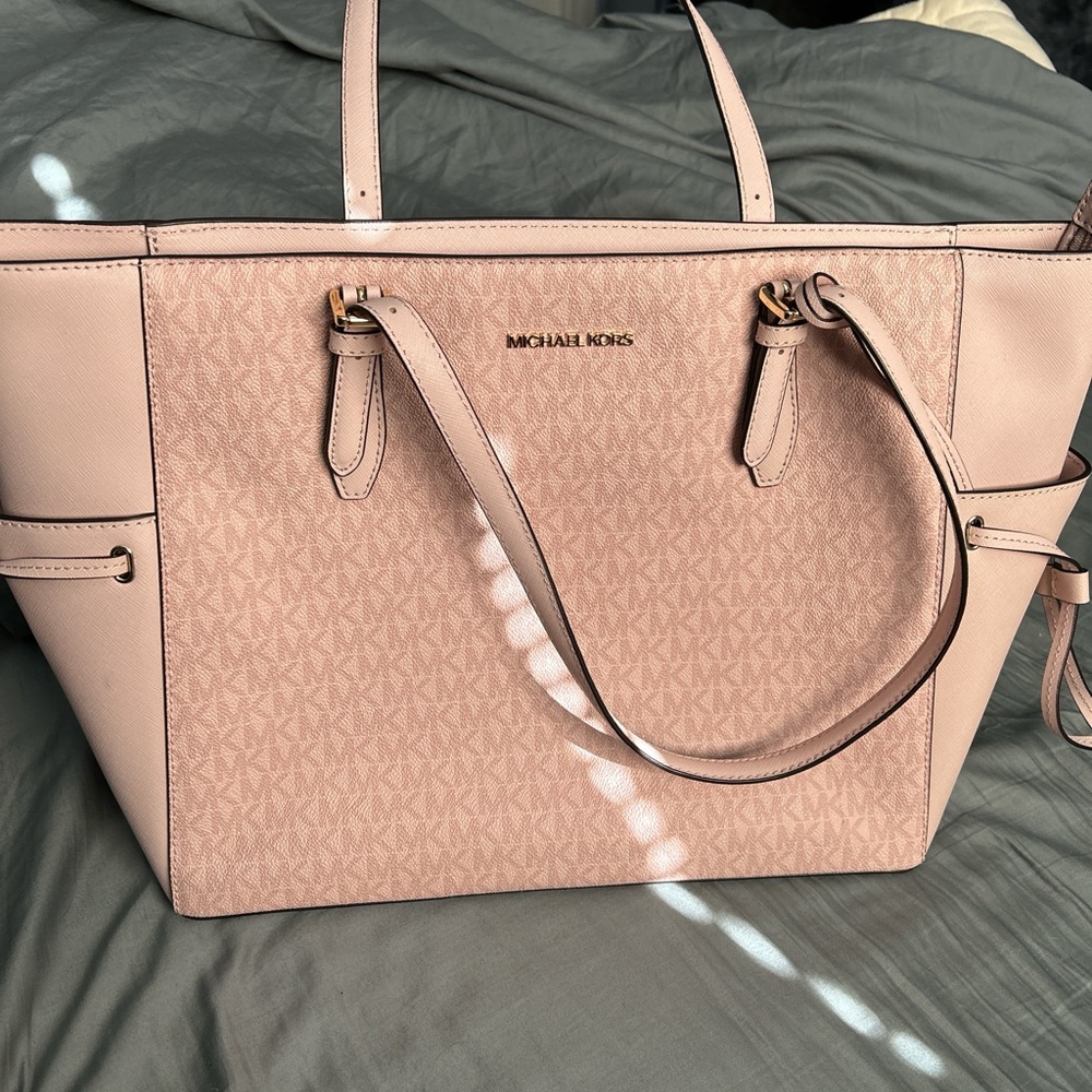 NWT Michael Kors Gilly tote.